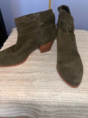 💚 Violet & Red Olive Green Ankle Booties - Size 9M 💚